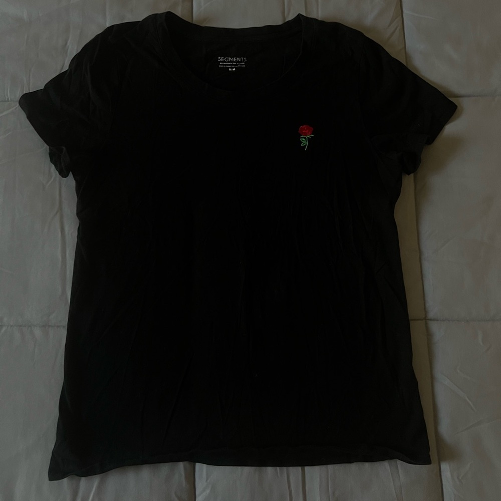 Black shirt with flower i
